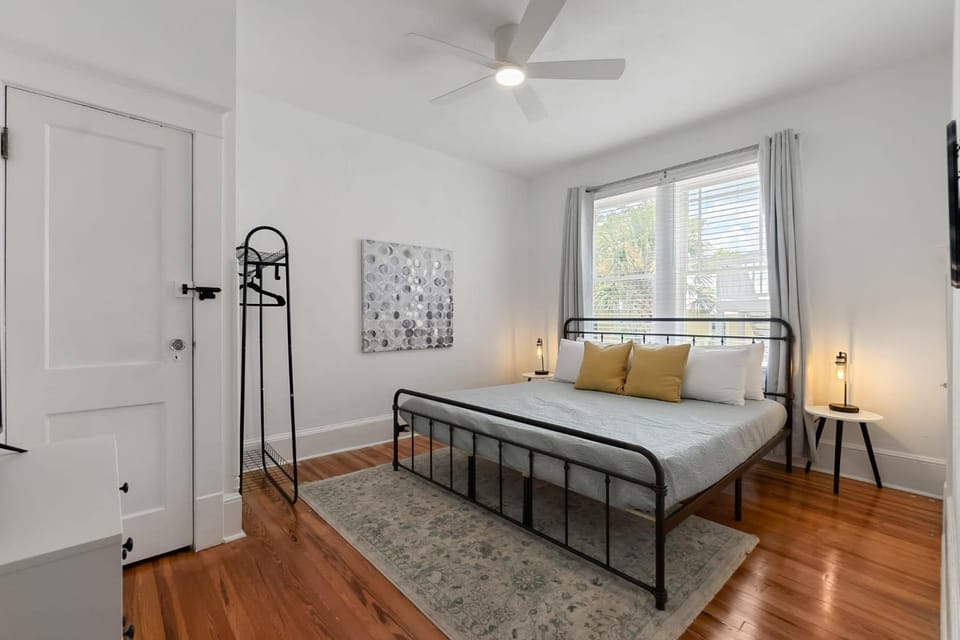 Old Mission Manor - Chic 2br 1ba Apartment - Sleeps 6 - Pool Table - 15 Min Walk to Downtown Apartment in Saint Augustine