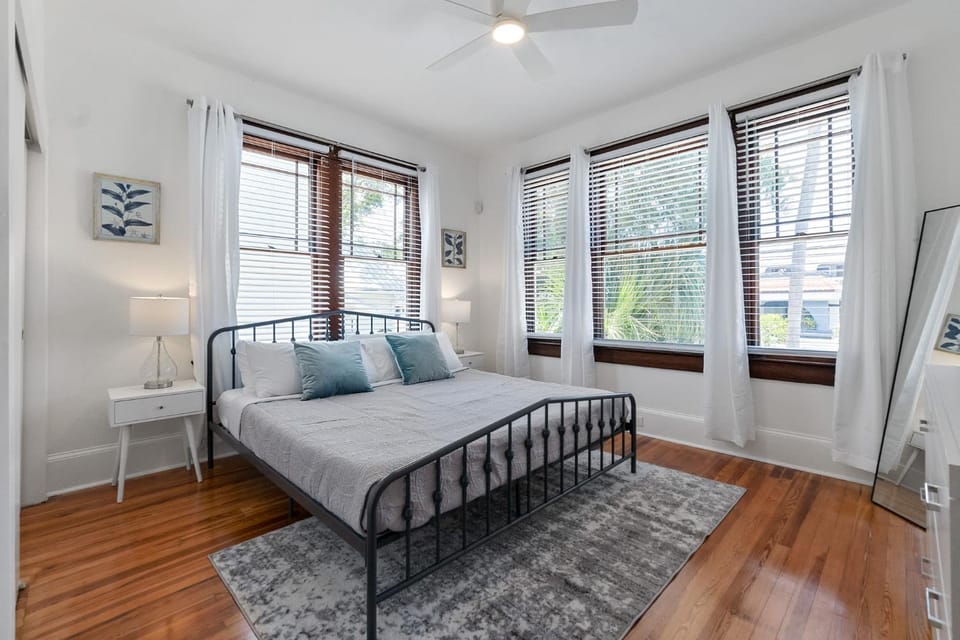 Old Mission Manor - Chic 2br 1ba Apartment - Sleeps 6 - Pool Table - 15 Min Walk to Downtown Apartment in Saint Augustine