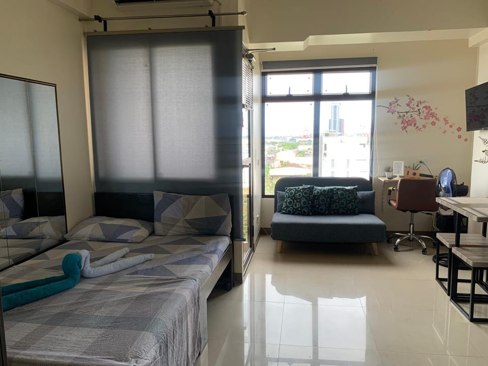 Bed, TV and multimedia, Photo of the whole room, Seating area, Dining area