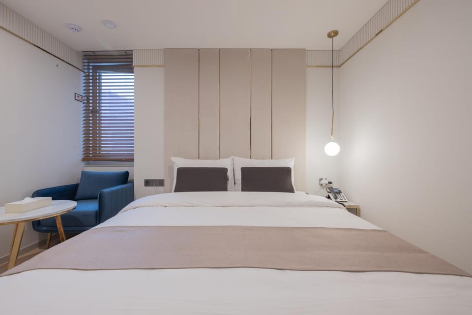 Bed, Seating area, Bedroom