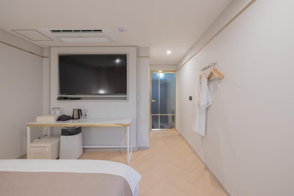 Bed, TV and multimedia, Bedroom, air conditioner