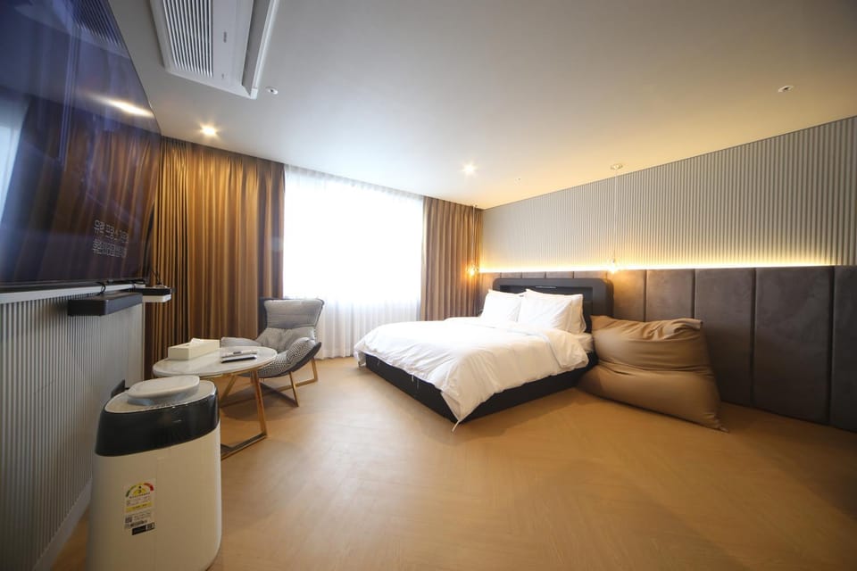 Bed, TV and multimedia, Photo of the whole room, Bedroom