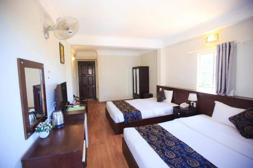 Bed, TV and multimedia, Photo of the whole room, fireplace, wardrobe