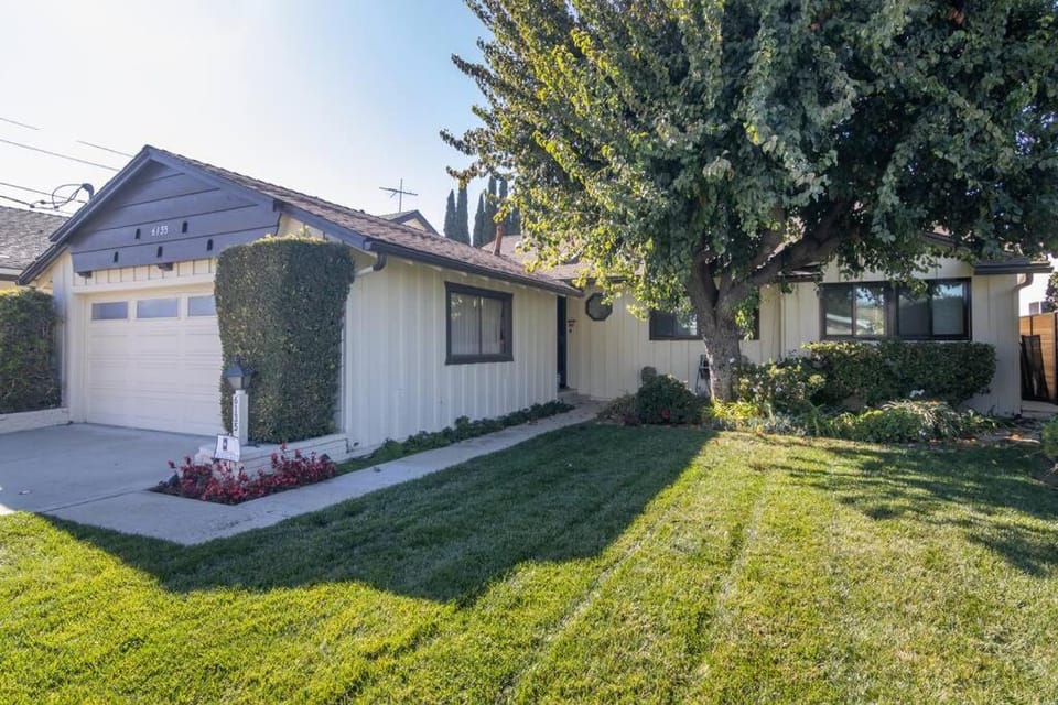 4 Bedroom house large pool & spa in prime location Villa in North Hollywood
