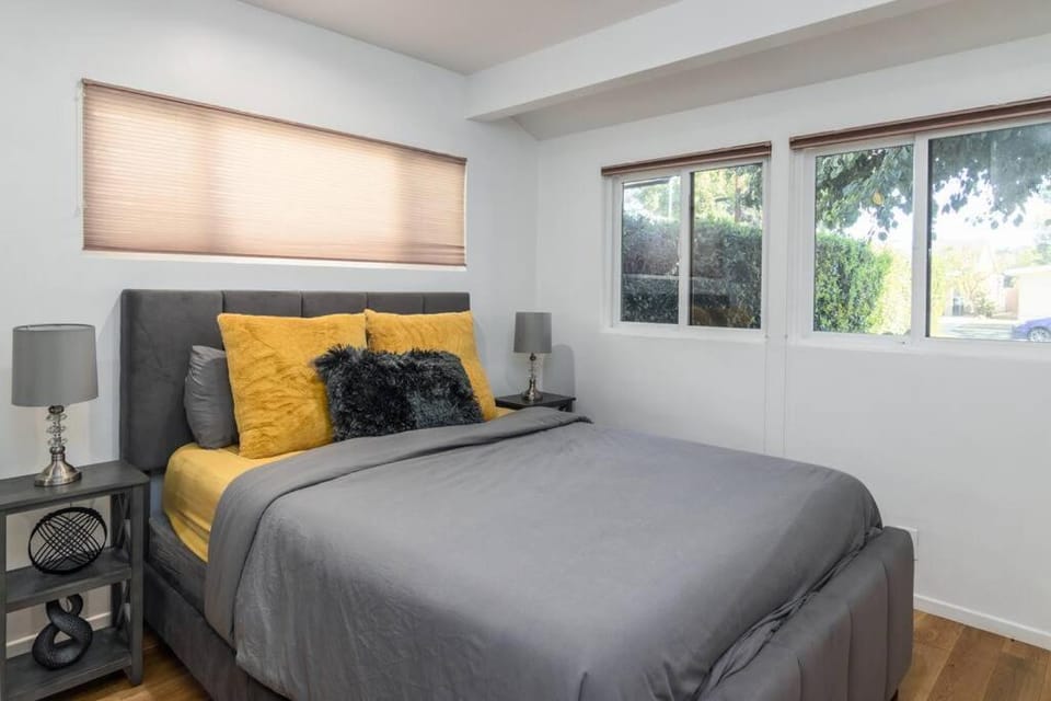 4 Bedroom house large pool & spa in prime location Villa in North Hollywood