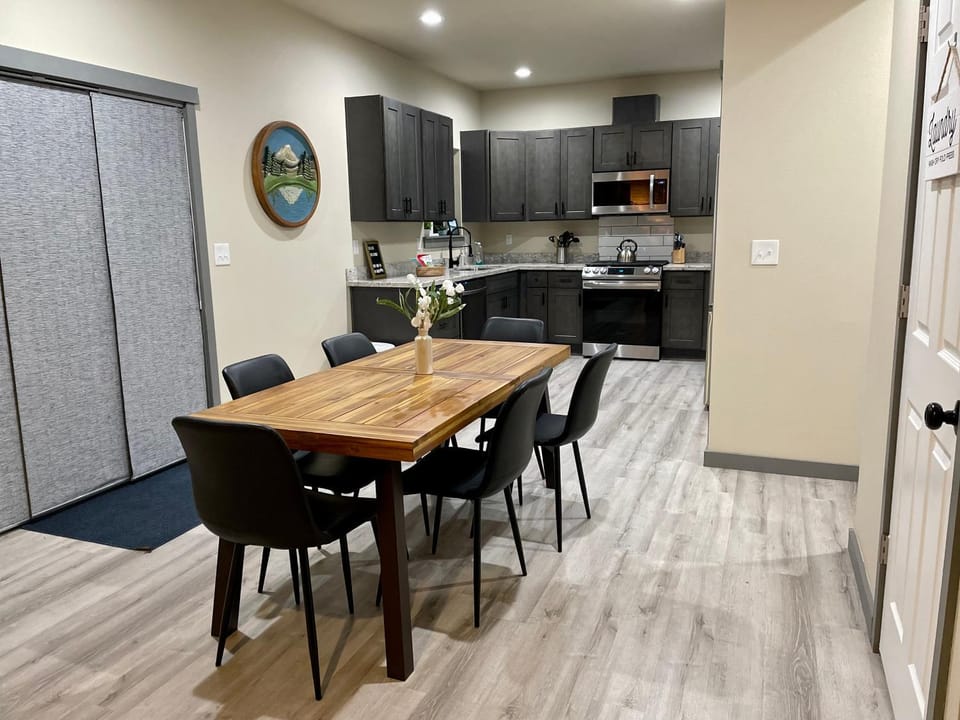 NEW Modern Cabin! 5mi to Mt Rainier National Park! Hot Tub & Wifi Cabin in Washington