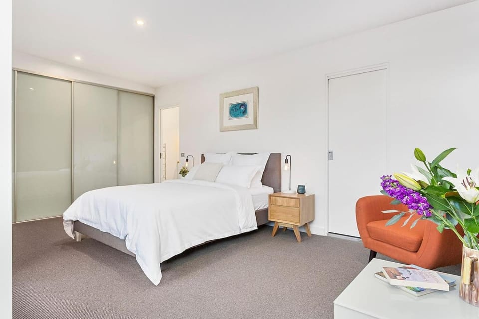 Photo of the whole room, Bedroom, wardrobe