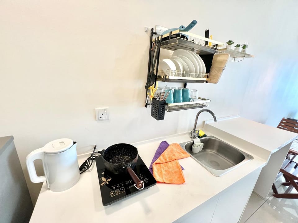 A 1-4 pax Cozy Studio TV Box Pool 100mps Wifi 3 bed Trefoil Setia Alam Apartment in Selangor, Malaysia