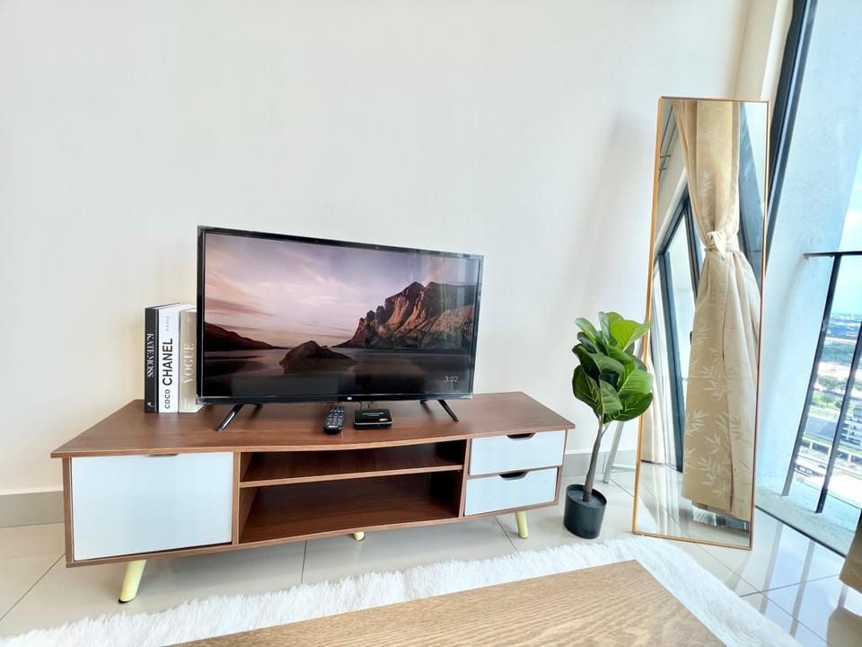 A 1-4 pax Cozy Studio TV Box Pool 100mps Wifi 3 bed Trefoil Setia Alam Apartment in Selangor, Malaysia