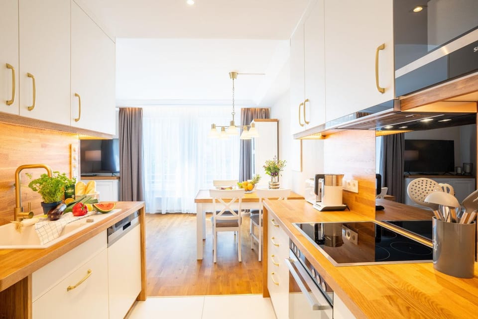 Kitchen or kitchenette, Dining area