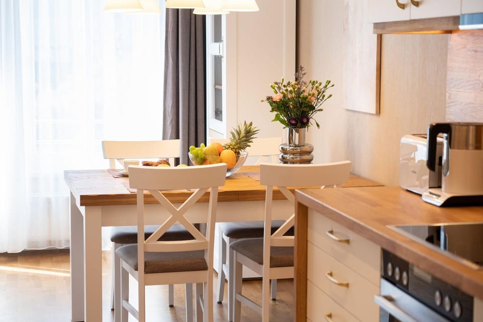 Kitchen or kitchenette, Dining area