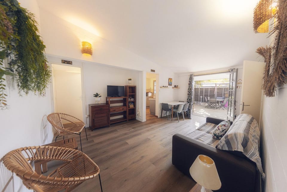 TV and multimedia, Living room, Dining area