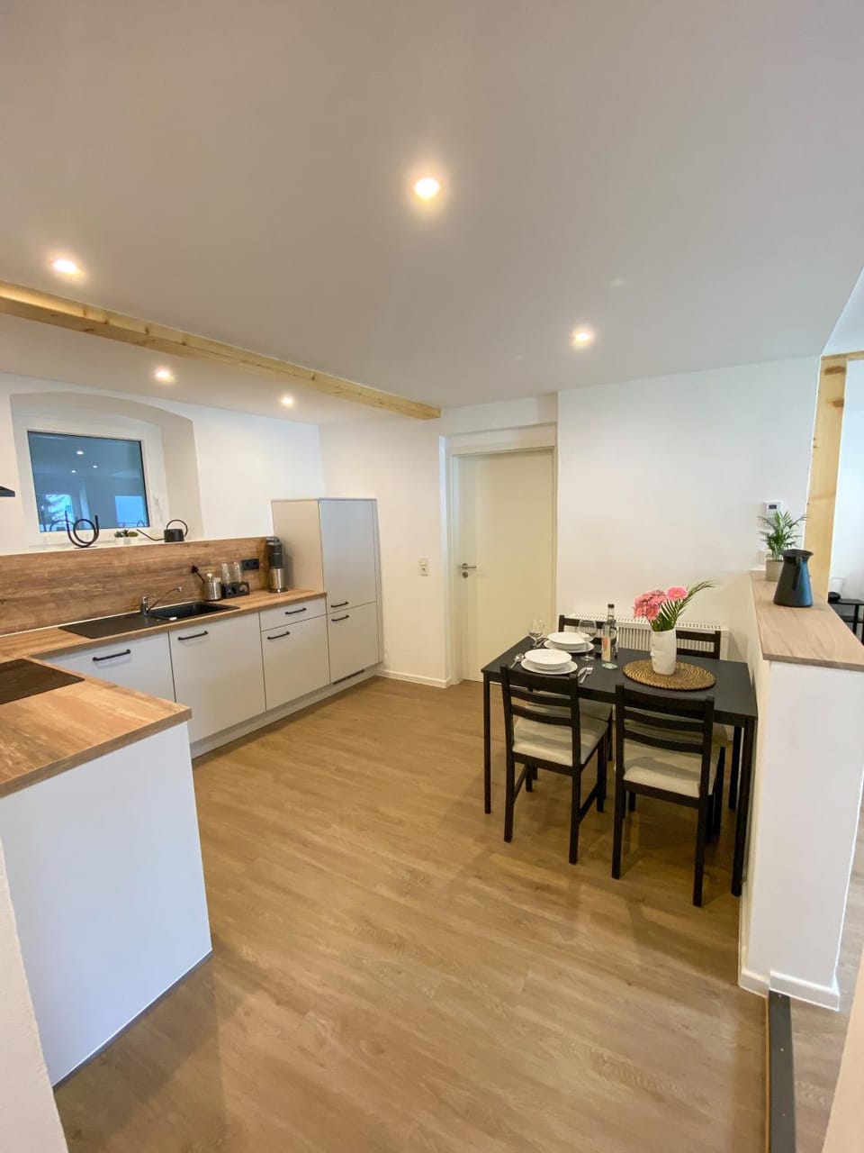 Kitchen or kitchenette, Dining area, oven, stove