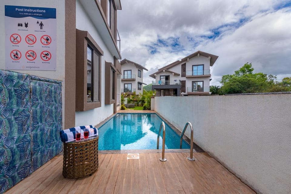 View (from property/room), Pool view, Swimming pool, Swimming pool, towels