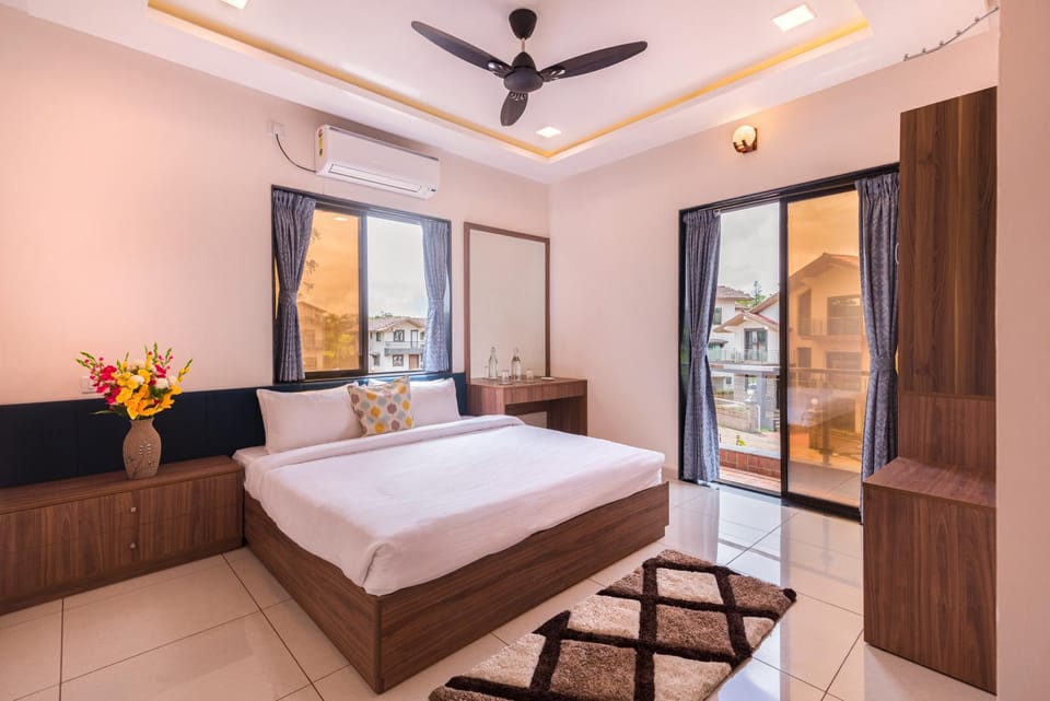 Bed, View (from property/room), Balcony/Terrace, Photo of the whole room, Bedroom, Quiet street view, fireplace, wardrobe, air conditioner