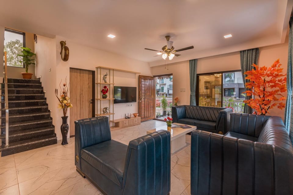 Restaurant/places to eat, Activities, TV and multimedia, Living room, Seating area, Swimming pool, children, young children, older children, group of guests, Family, Quiet street view, fireplace, locker