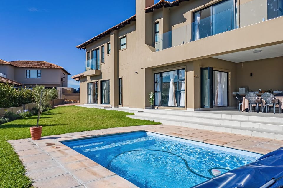 Property building, Patio, Day, Garden, Garden view, Pool view, Swimming pool, sunbed