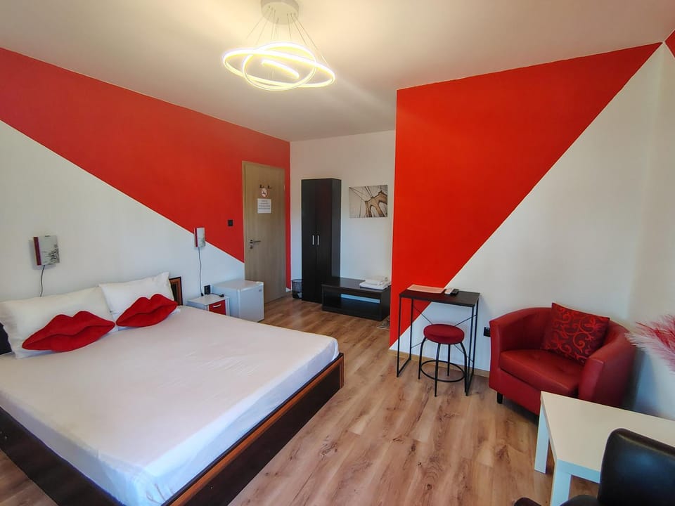 Bed, Photo of the whole room, Seating area, Bedroom, wardrobe