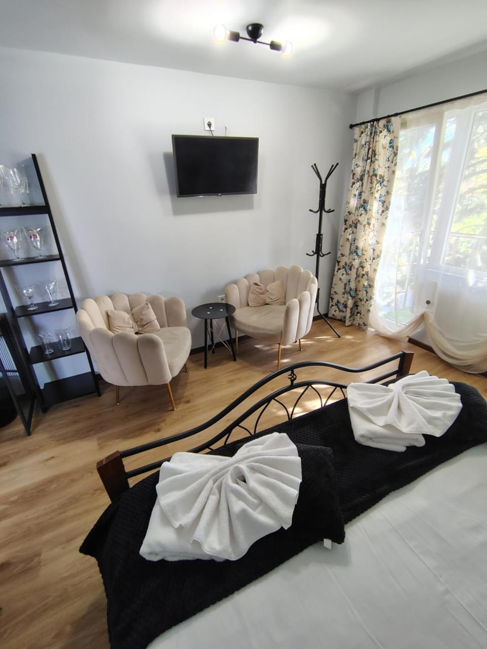 Bed, TV and multimedia, Photo of the whole room, Seating area, towels