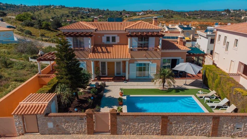 Property building, Day, Natural landscape, Bird's eye view, Pool view, Swimming pool, sunbed