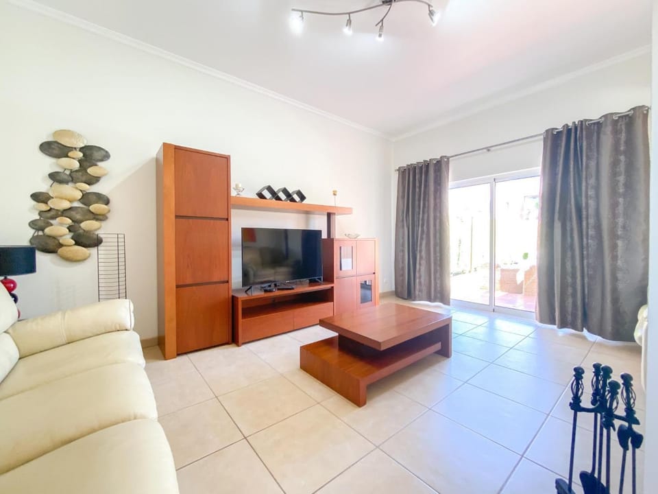 Communal lounge/ TV room, TV and multimedia, Living room, Seating area, Evening entertainment