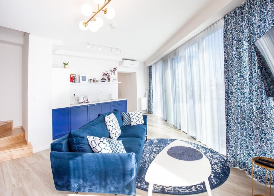 Communal lounge/ TV room, TV and multimedia, View (from property/room), Kitchen or kitchenette, Living room, Photo of the whole room, Seating area, Evening entertainment, City view, River view, air conditioner