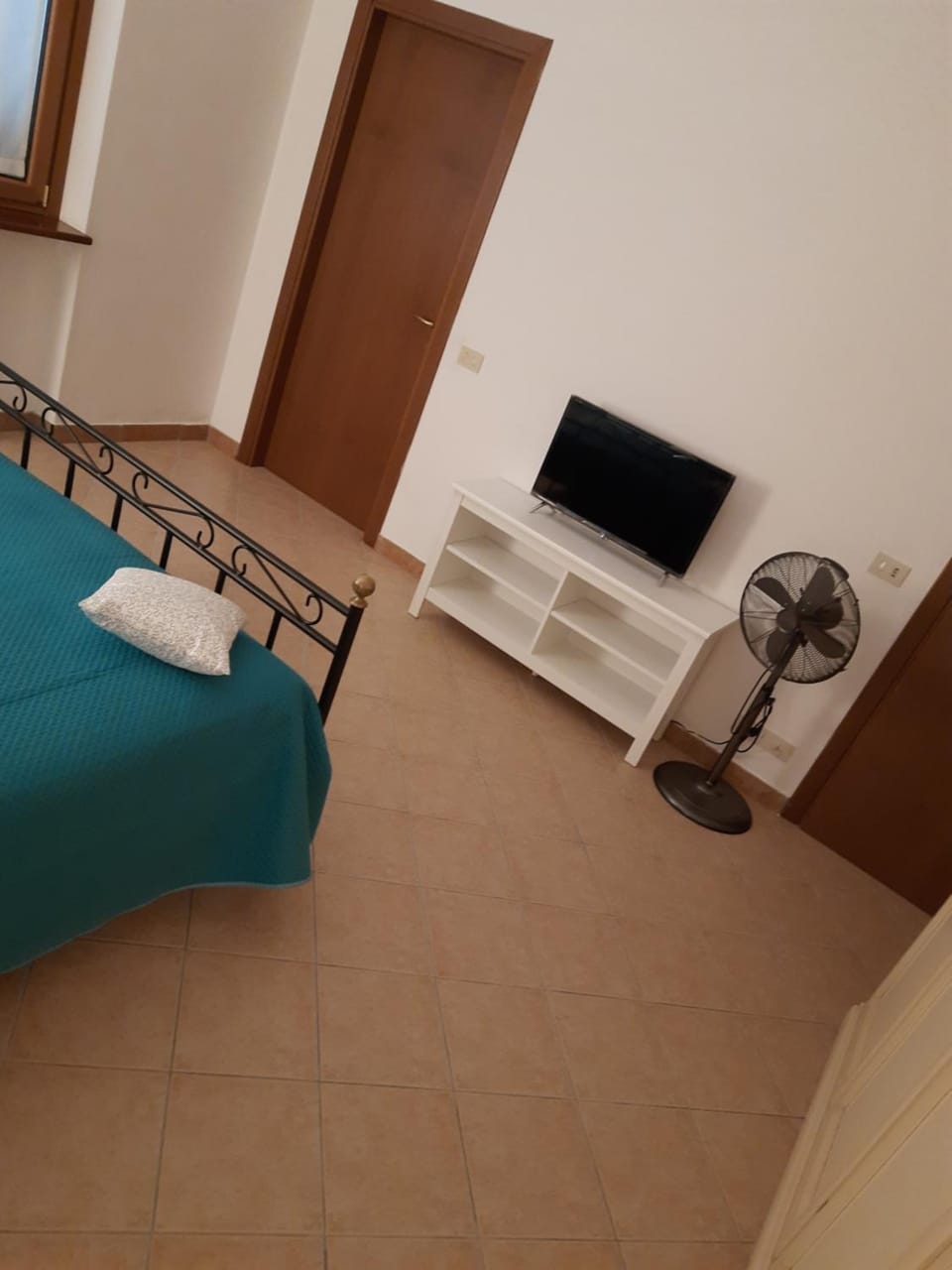 Bed, TV and multimedia, Bedroom, fireplace