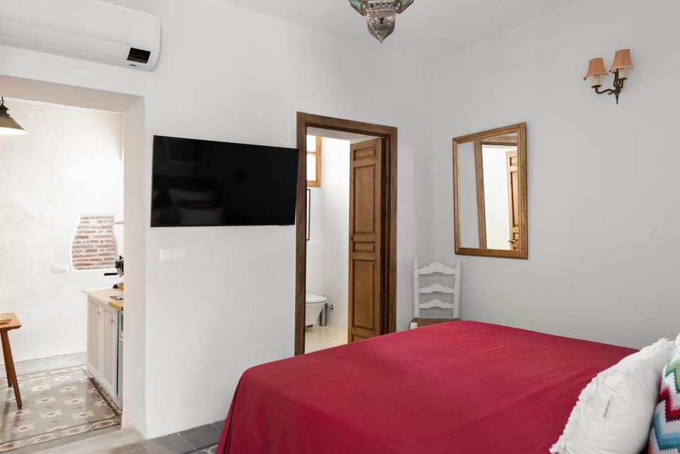 Photo of the whole room, Bedroom