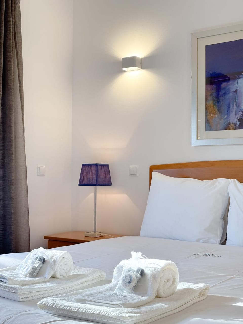 Bed, Bedroom, towels