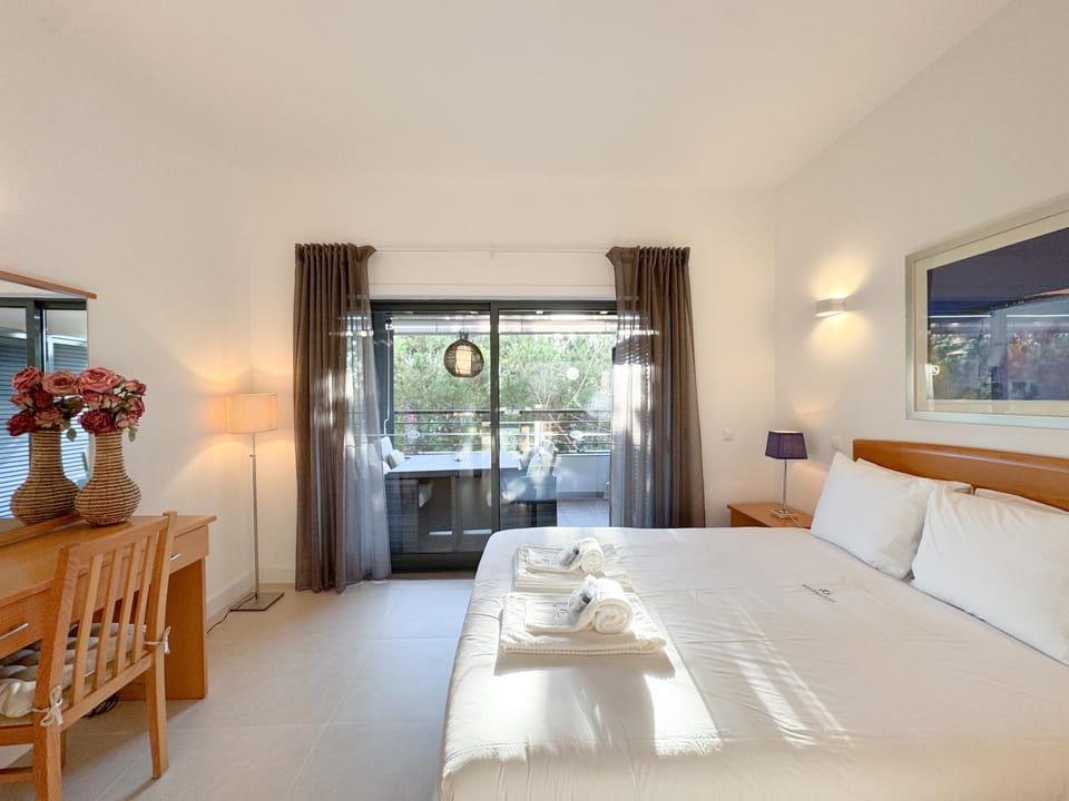 Bed, Bedroom, towels