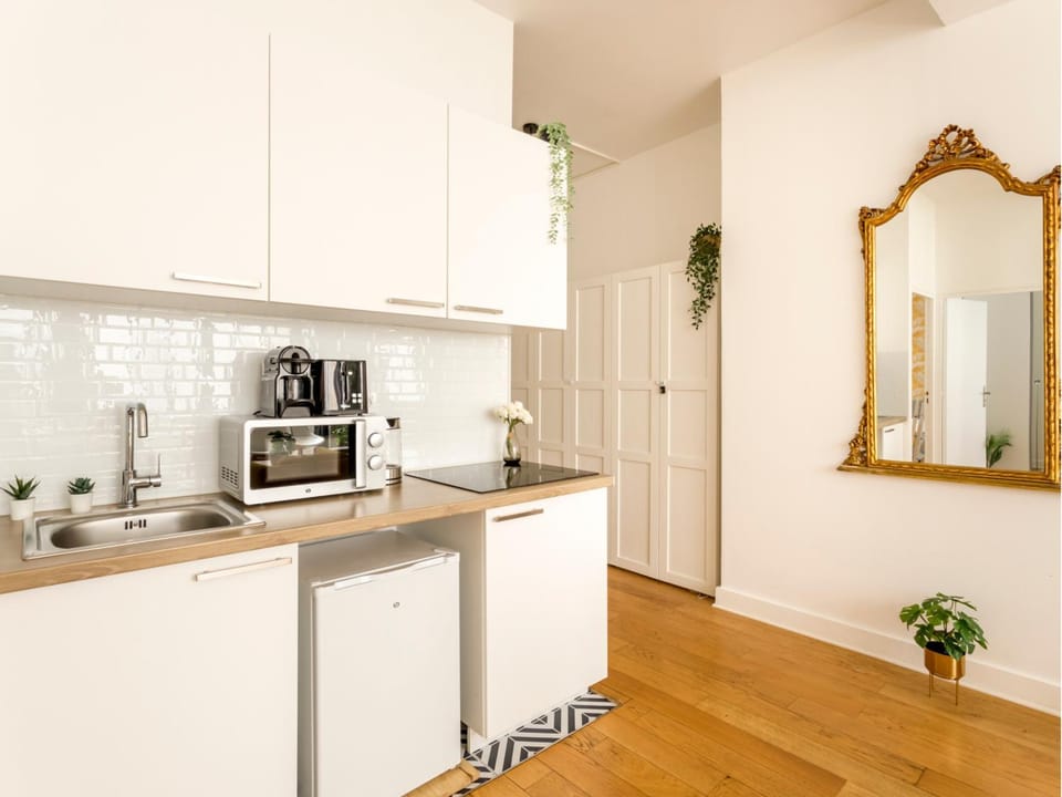 Coffee/tea facilities, Kitchen or kitchenette, microwave, stove