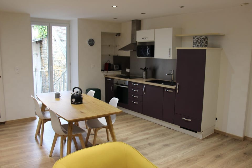 Kitchen or kitchenette, Dining area, minibar, pet friendly, stove