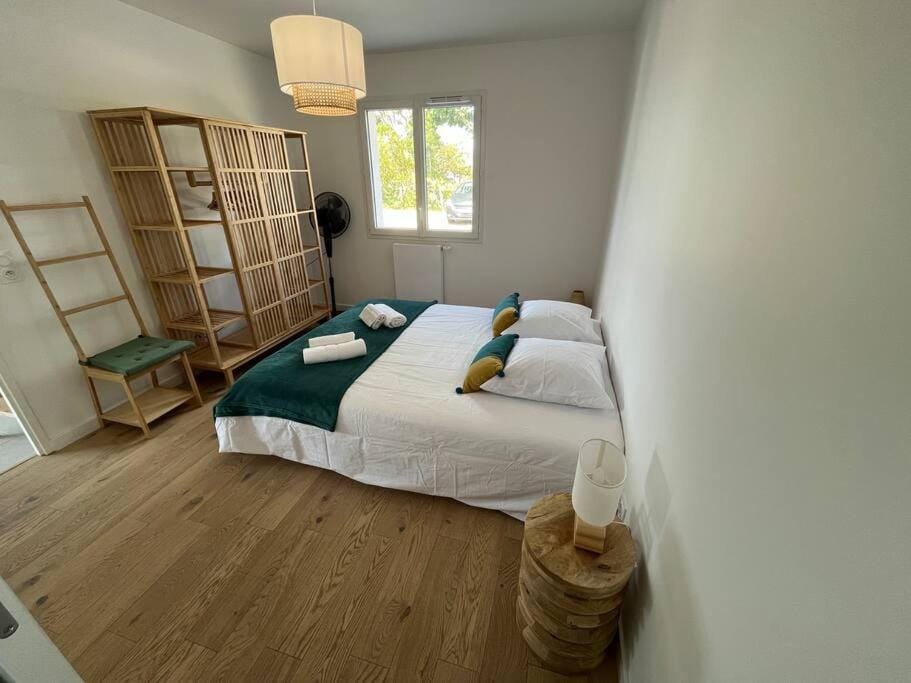 Bed, Bedroom, towels, wardrobe