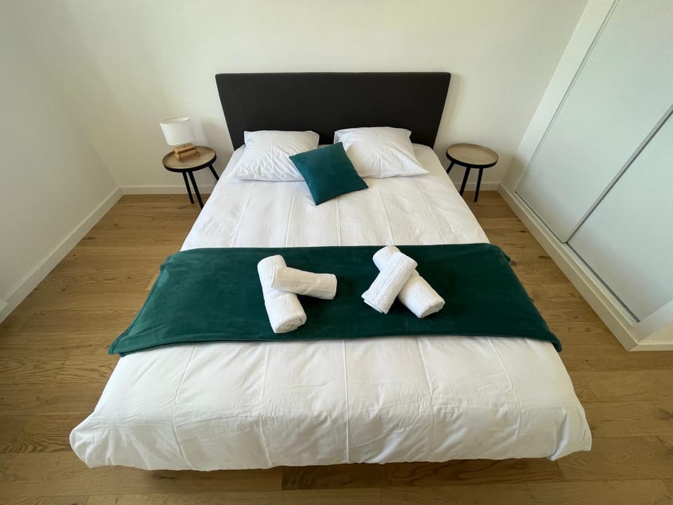 Bed, Photo of the whole room, Bedroom, towels