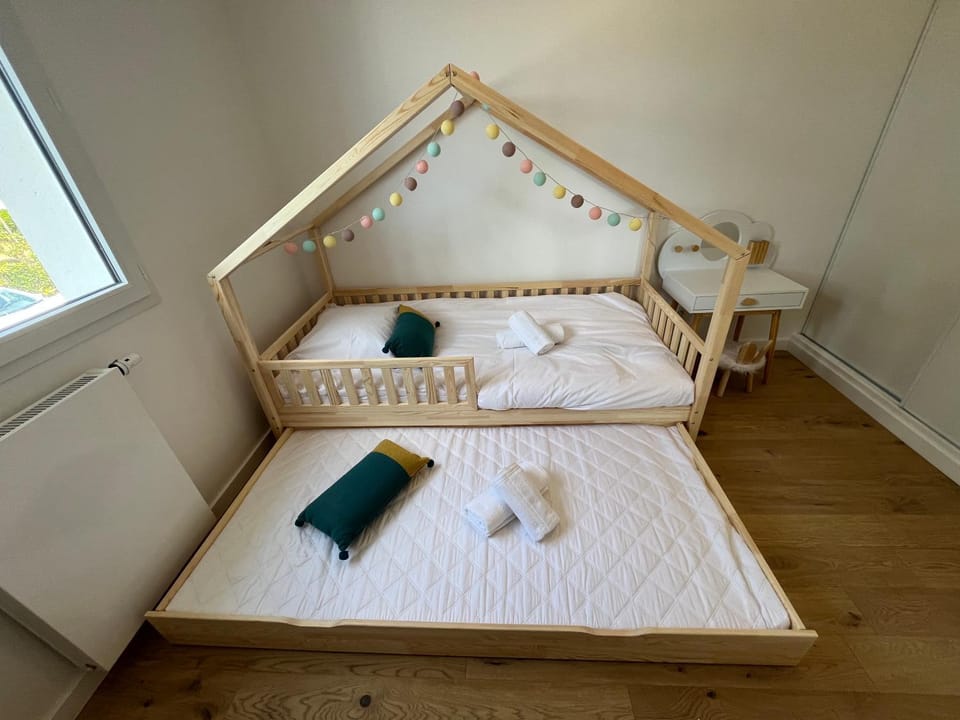 Bed, Bedroom, towels