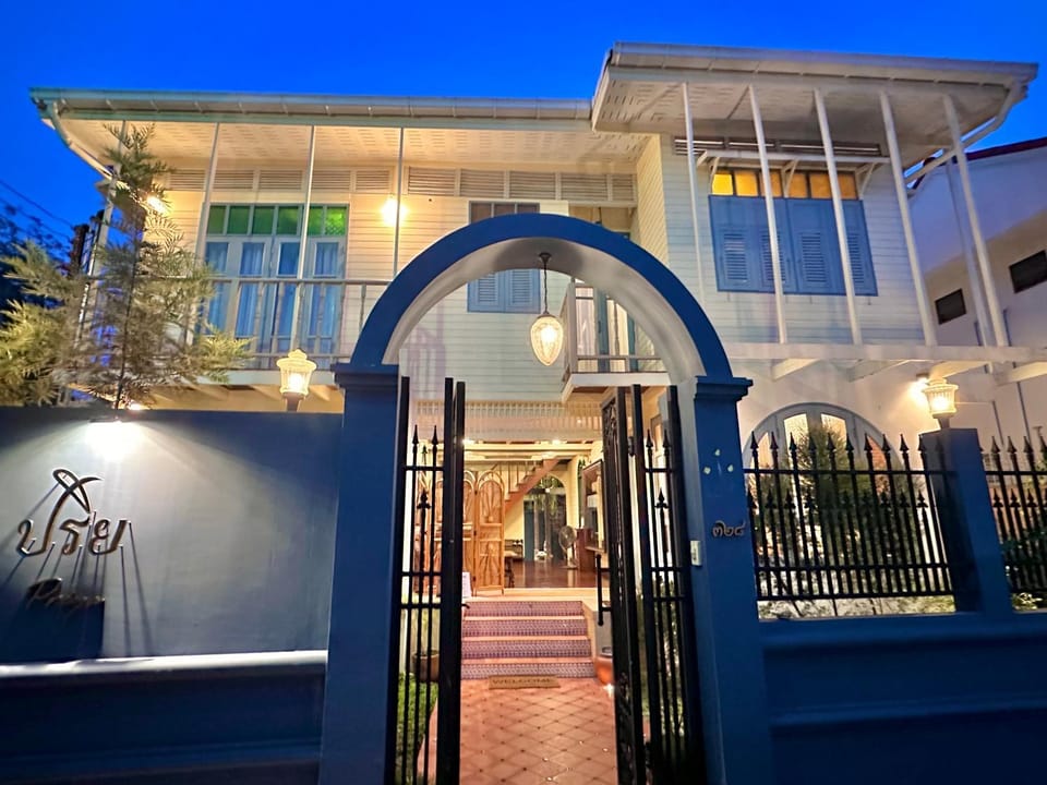 Property building, Facade/entrance, Night, Logo/Certificate/Sign