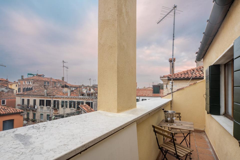 Bright Apartment On Venetian Roofs R&R Apartment in Venice