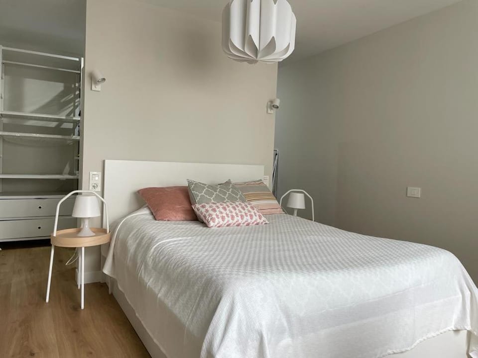 Photo of the whole room, Bedroom