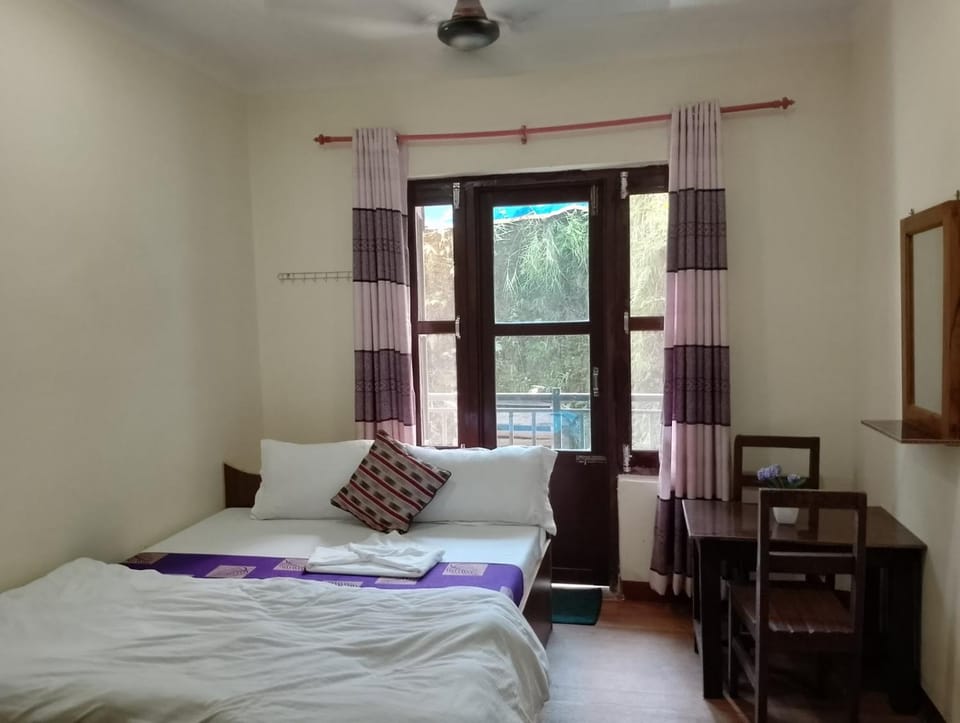 Shower, Toilet, Bed, Photo of the whole room, Mountain view, Street view, Alcoholic drinks, laundry