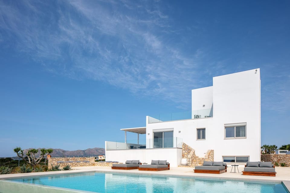 Property building, Swimming pool, sunbed