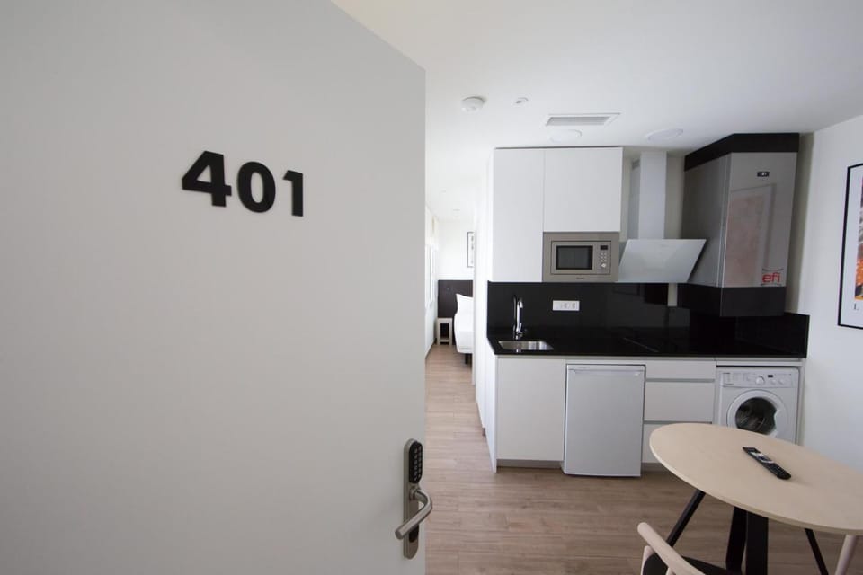 Kitchen or kitchenette, Photo of the whole room, minibar, stove, washing machine
