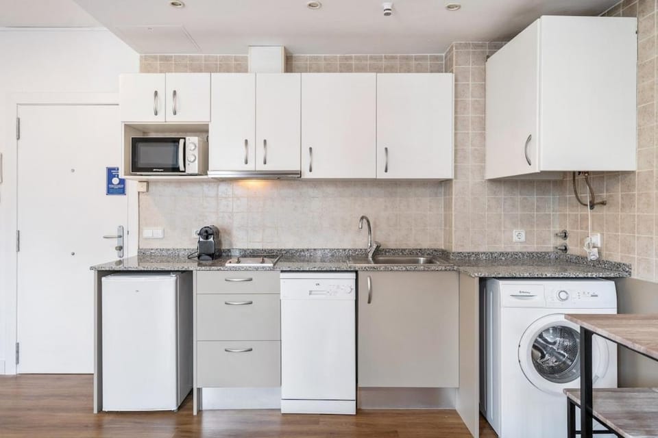 Kitchen or kitchenette, dishwasher, stove