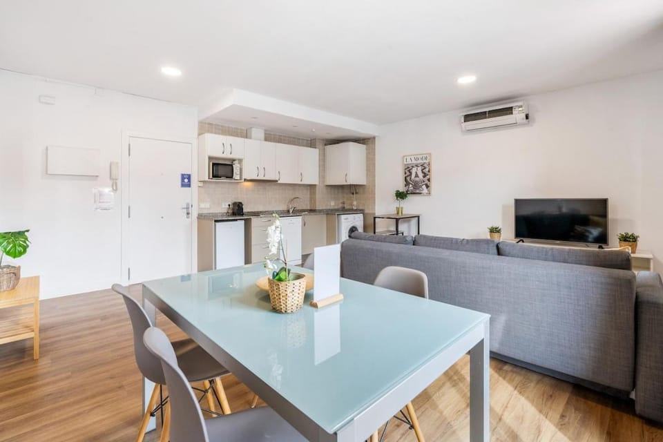 TV and multimedia, Kitchen or kitchenette, Living room, Dining area, air conditioner