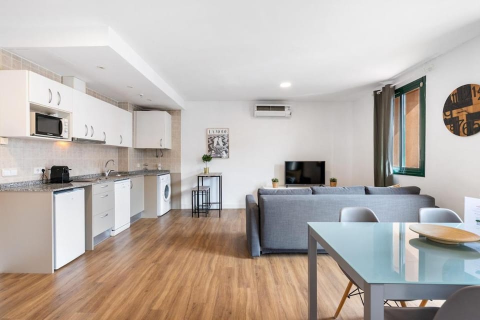 TV and multimedia, Kitchen or kitchenette, Living room, Dining area, air conditioner