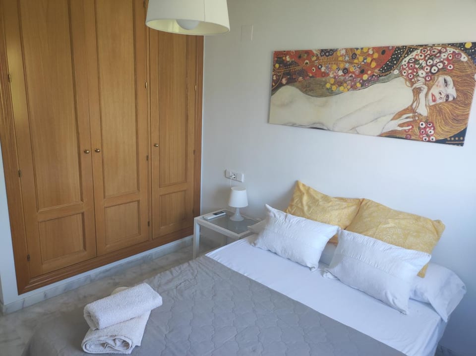 LUZ BLANCA-Wifi-Beach-Parking Apartment in Malaga