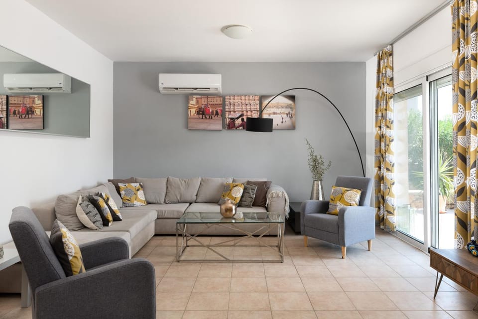 Living room, Seating area, air conditioner