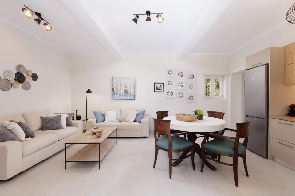 Kitchen or kitchenette, Seating area, Dining area