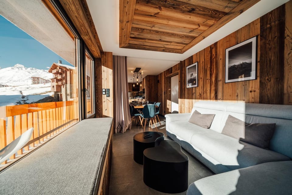 Living room, Dining area, Mountain view