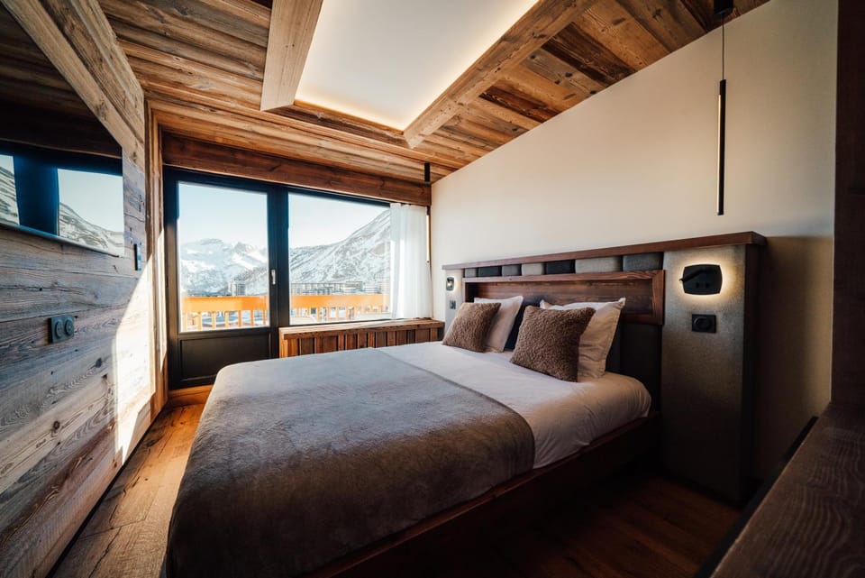 Photo of the whole room, Bedroom, Mountain view