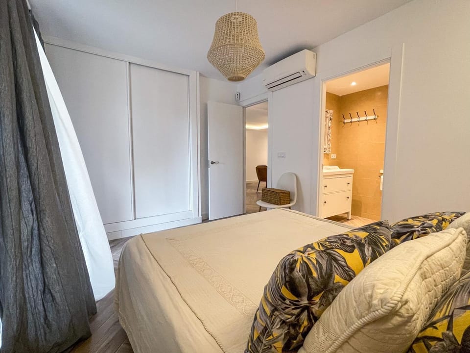Photo of the whole room, Bedroom, wardrobe, air conditioner